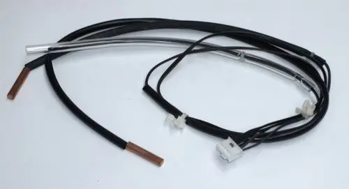 Temperaturfühler mit mehreren Kabeln und Anschlusssteckern, geeignet für Daikin-Geräte. Zwei Kupferkabelendungen und ein schwarzes Gehäuse sind sichtbar.